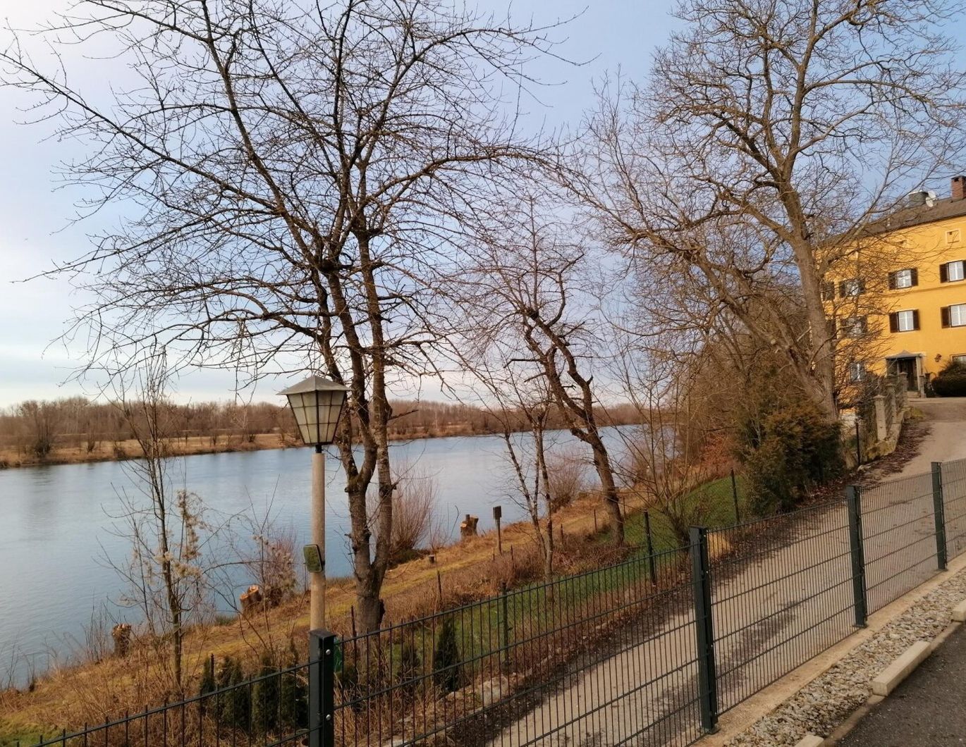 Gelegenheit: Neuwertige, helle 2-Zimmer-Wohnung mit möblierter Küche, Balkon und tollem Innblick in Obernberg