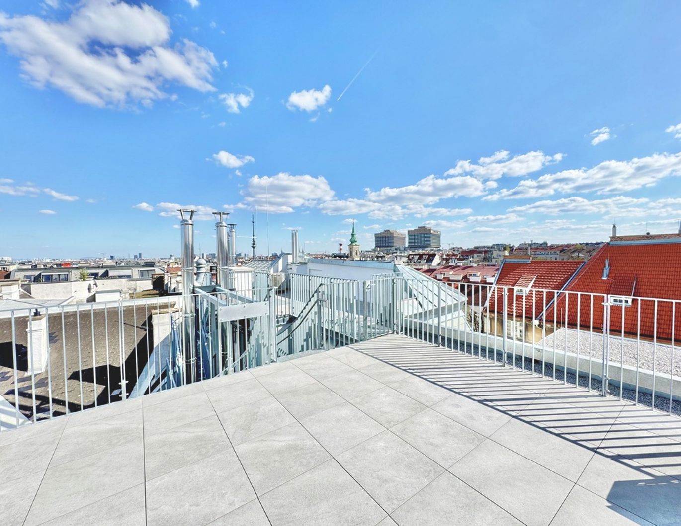 TOPLAGE NÄHE KUTSCHKERMARKT | EXKLUSIVE DACHGESCHOSSWOHNUNG MIT KLIMAANLAGE | TERRASSE | 360° BLICK ÜBER WIEN | ERSTBEZUG
