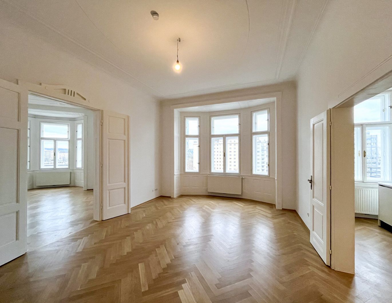 Großzügige 6-Zimmer-Altbauwohnung nahe Urania - unbefristet zu mieten in 1010 Wien