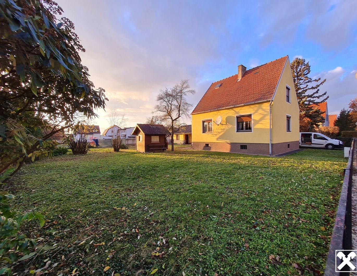 TOLLES WOHNHAUS IN GUTER, ZENTRALER LAGE MIT GARAGE, HERRLICHEM GARTEN UND NEBENGEBÄUDE