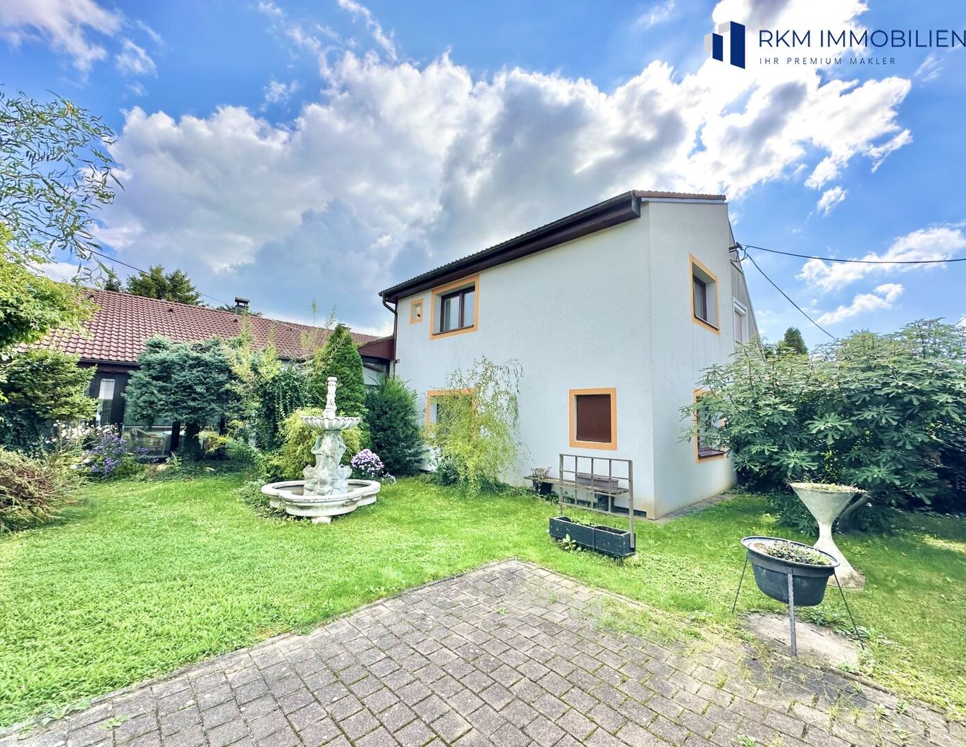 Familienhaus mit großem Grund und perfekter Anbindung - nur wenige Minuten zur U-Bahn