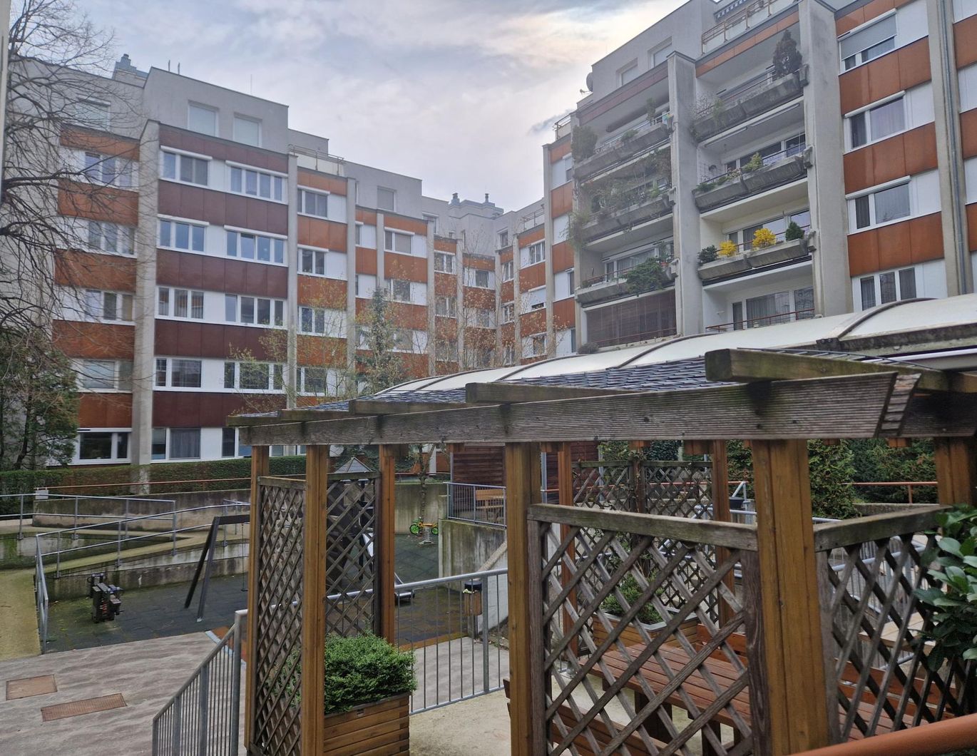ATTRAKTIVE, IN DEN RUHIGEN INNENHOF AUSGERICHTETE 1-ZIMMER-TERRASSENWOHNUNG IN BELIEBTER WOHNLAGE