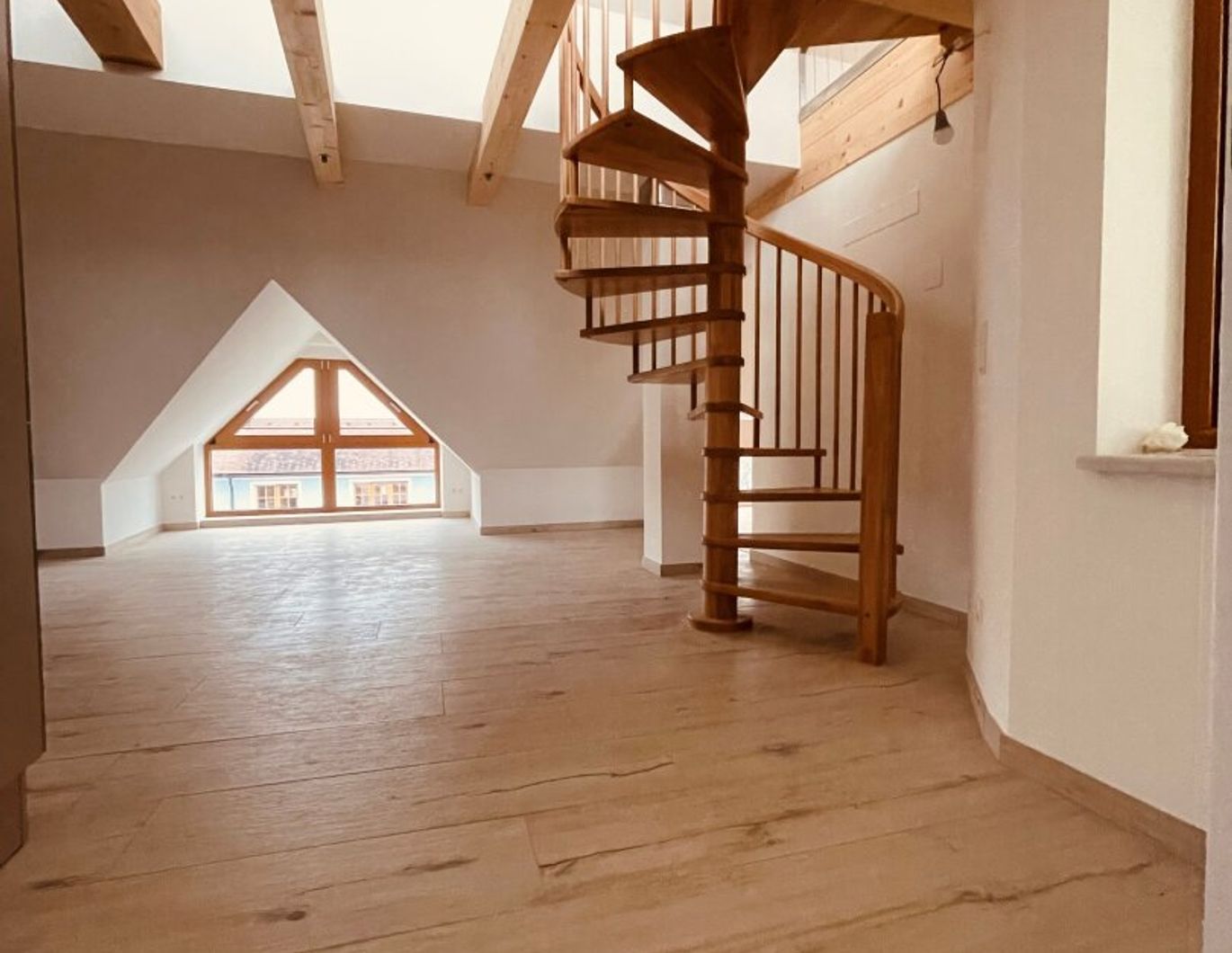 Exklusive Dachgeschosswohnung mit großzügigen Freiflächen und Blick in die Thermenregion