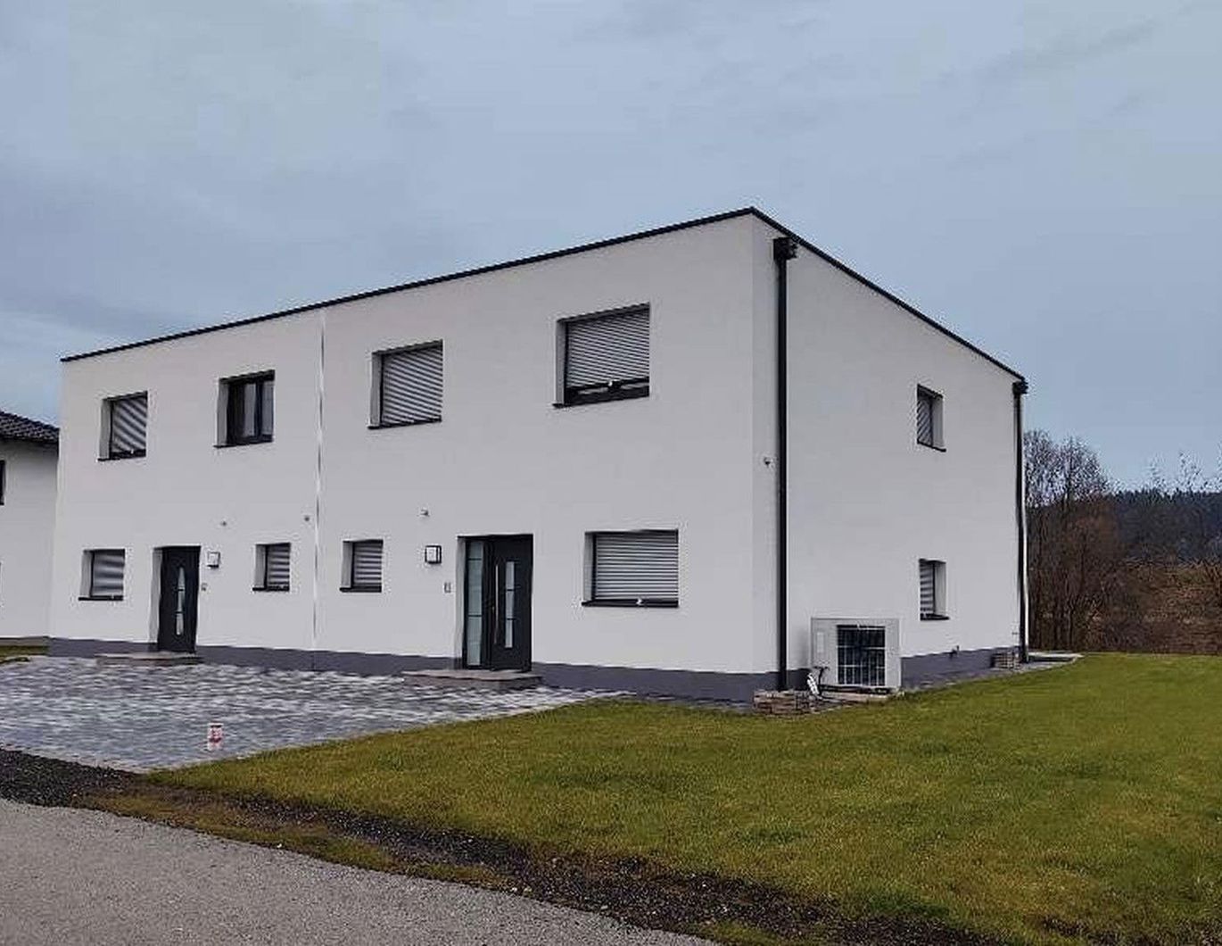 Neu gebautes Ziegelmassivhaus in lebenswerter Stadt zu verkaufen