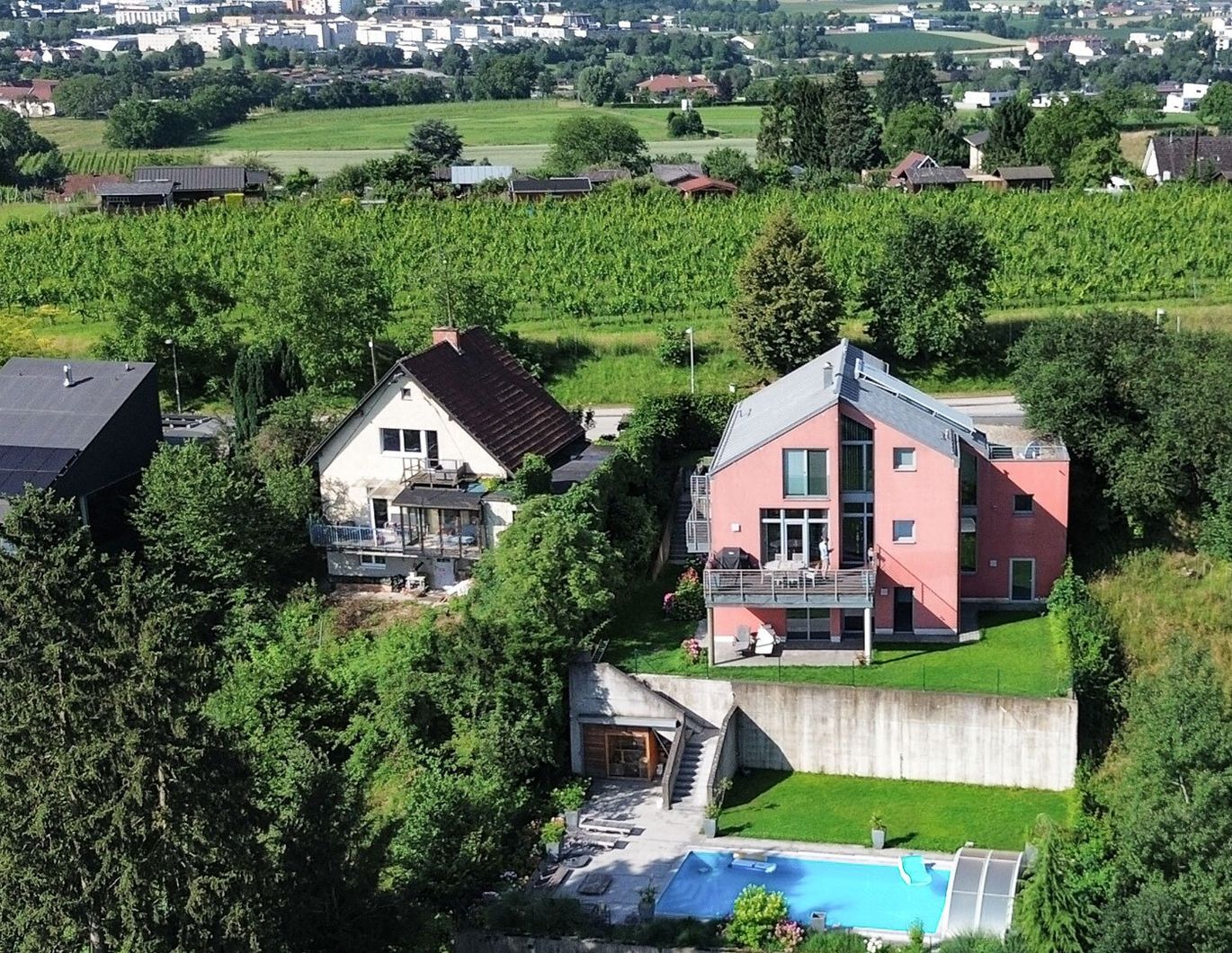 GAUMBERG. LICHTDURCHFLUTETES DOMIZIL MIT FERNBLICK UND LUFTRAUM.
