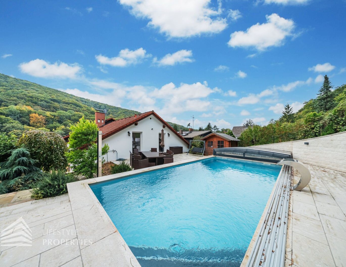 Luxuriöse Villa im Wienerwald - Beheizter Salzwasserpool, Gartenparadies & Premium-Parkmöglichkeiten