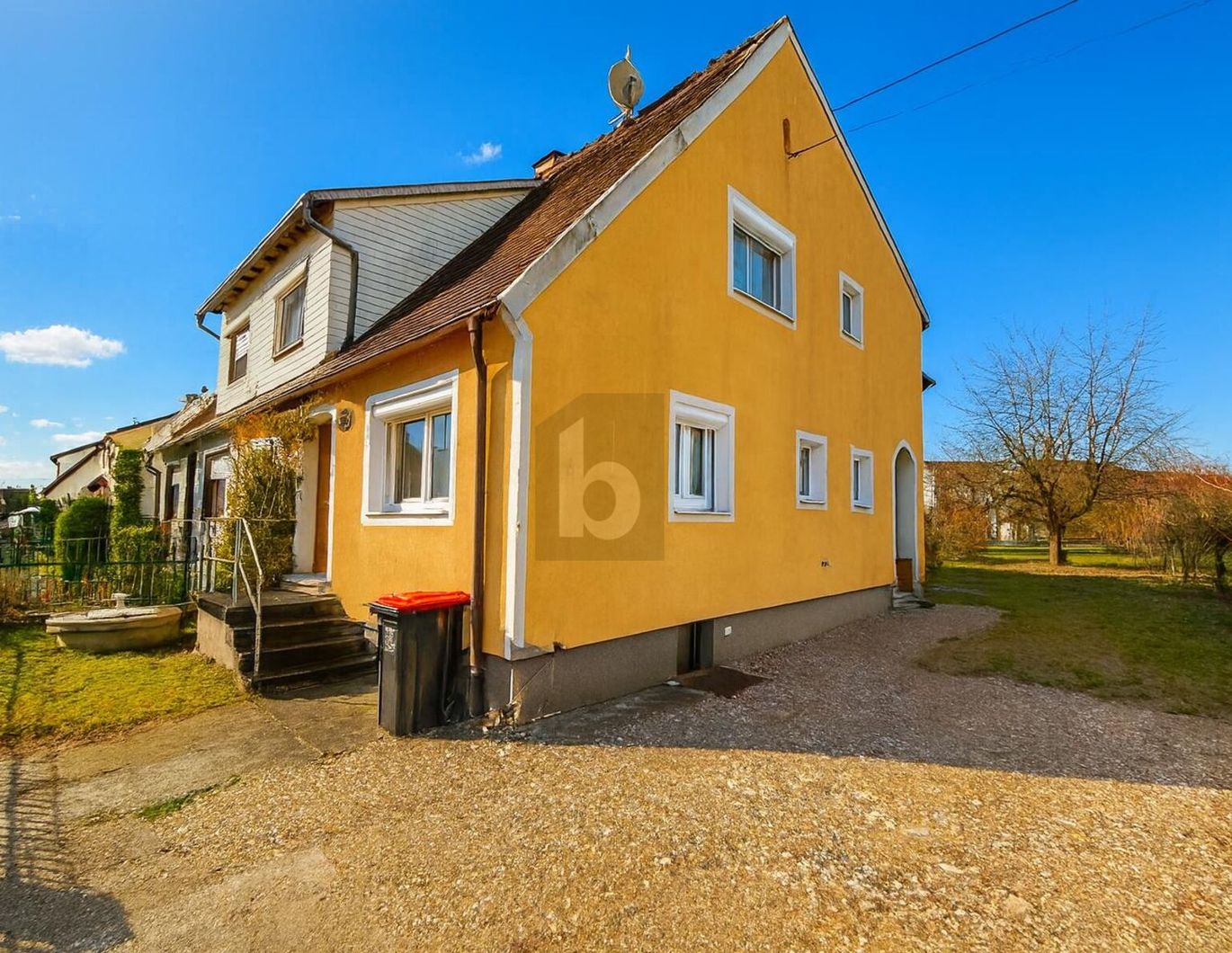 FRISCH RENOVIERT MIT POTENTIAL AUF ZWEIFAMILIENHAUS