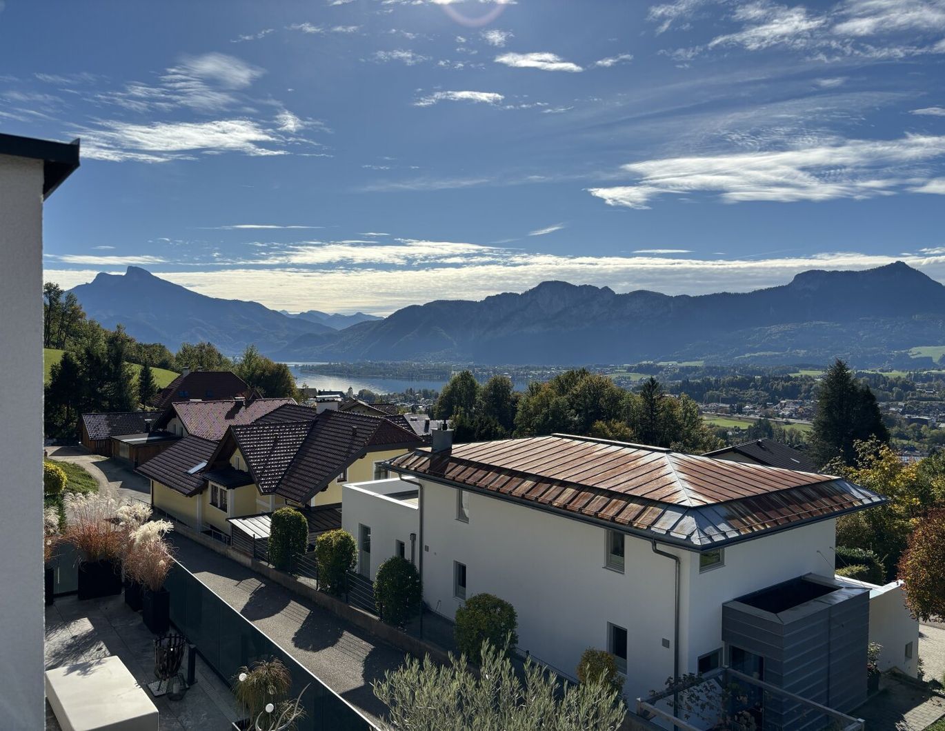 Exklusive Liegenschaft - Haushälfte in ökologischer Bauweise - moderner Wohntraum über dem Mondsee