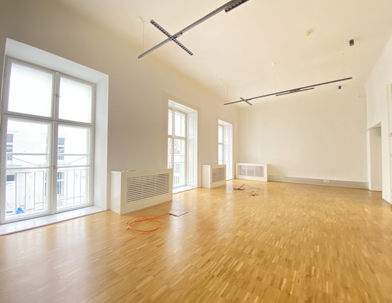 Wohnen und Arbeiten im historischen Palais - Fläche im Hochparterre - ehemalige Büroeinheit im Botschaftsviertel - zu kaufen in 1040 Wien