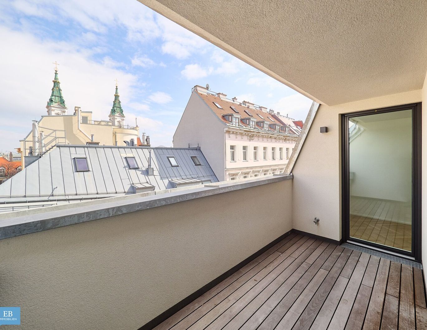 HISTORISCH TRIFFT TREND - Schöne Dachwohnung mit Blick auf die Maria Treu Kirche
