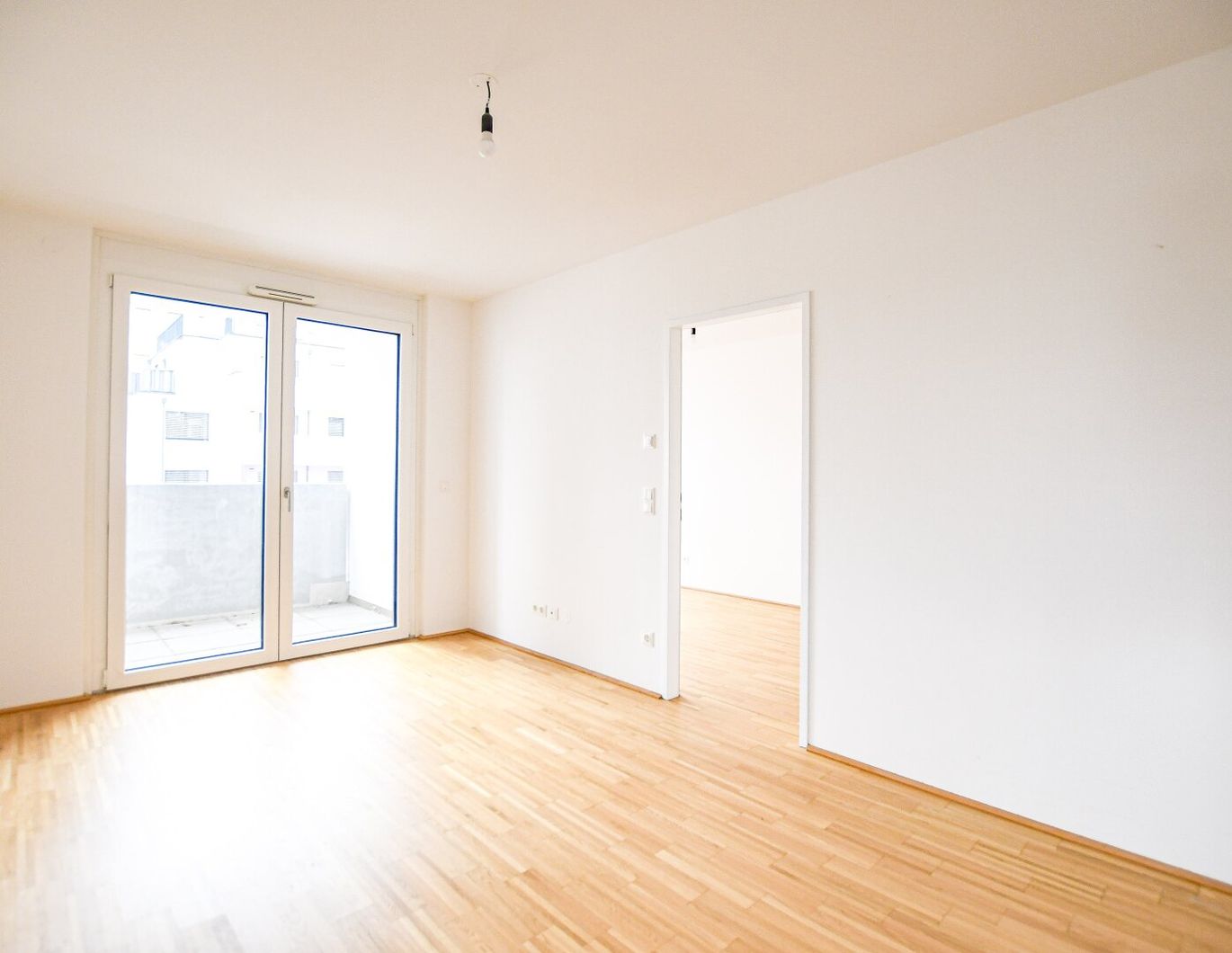 Hofruhelage: geräumige 2-Zimmer Wohnung mit Balkon nahe Donau