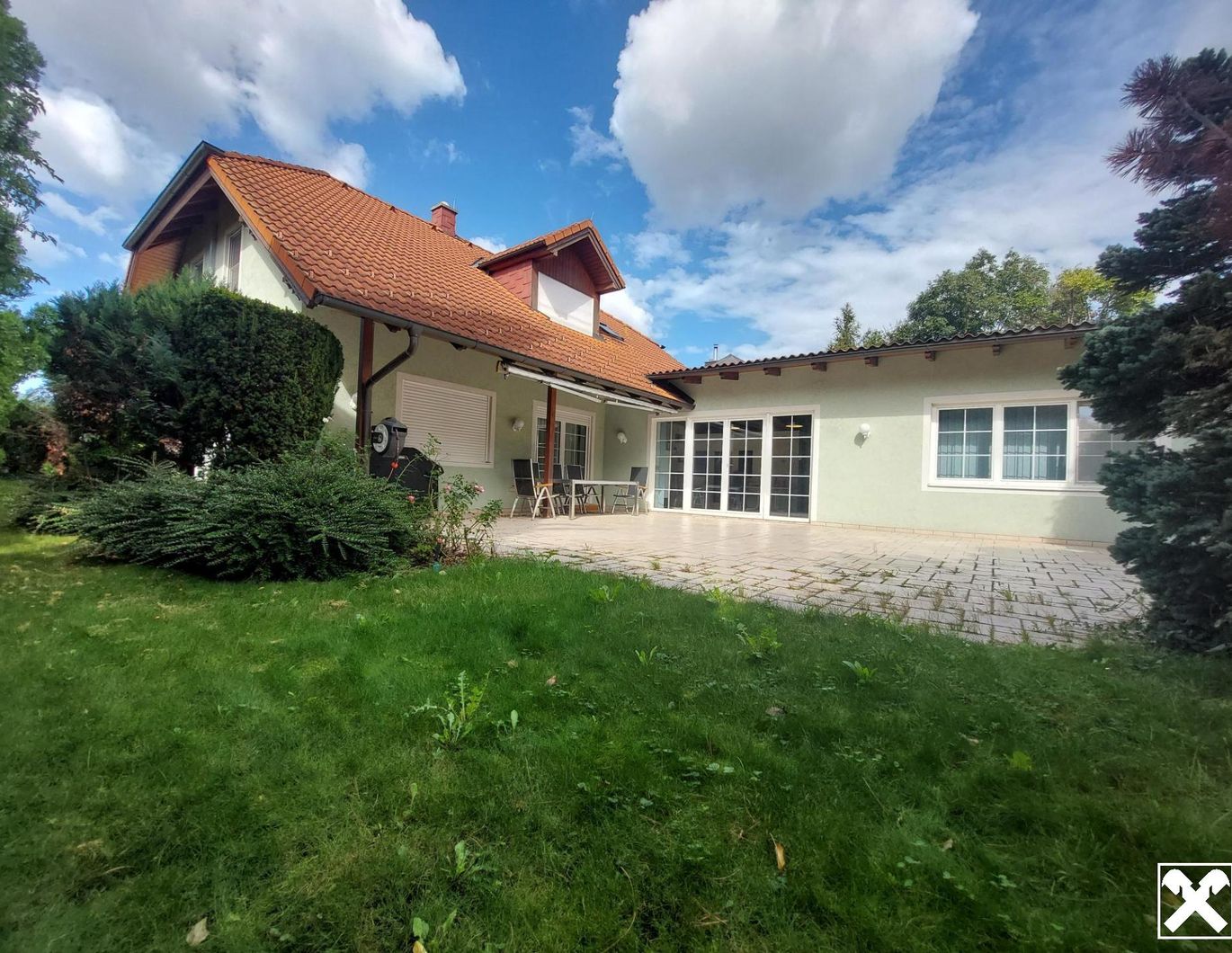 Einfamilienhaus mit Doppelgarage und Schwimmhalle in Guntramsdorfer Bestlage
