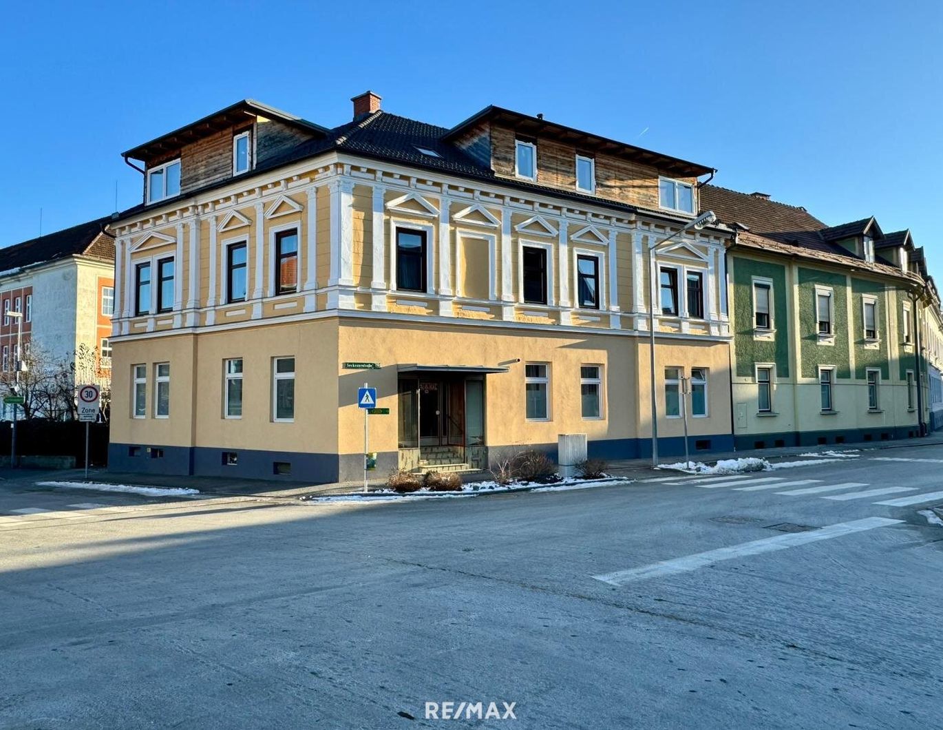 Bestandfreies Zinshaus mit Grünfläche und Parkmöglichkeiten