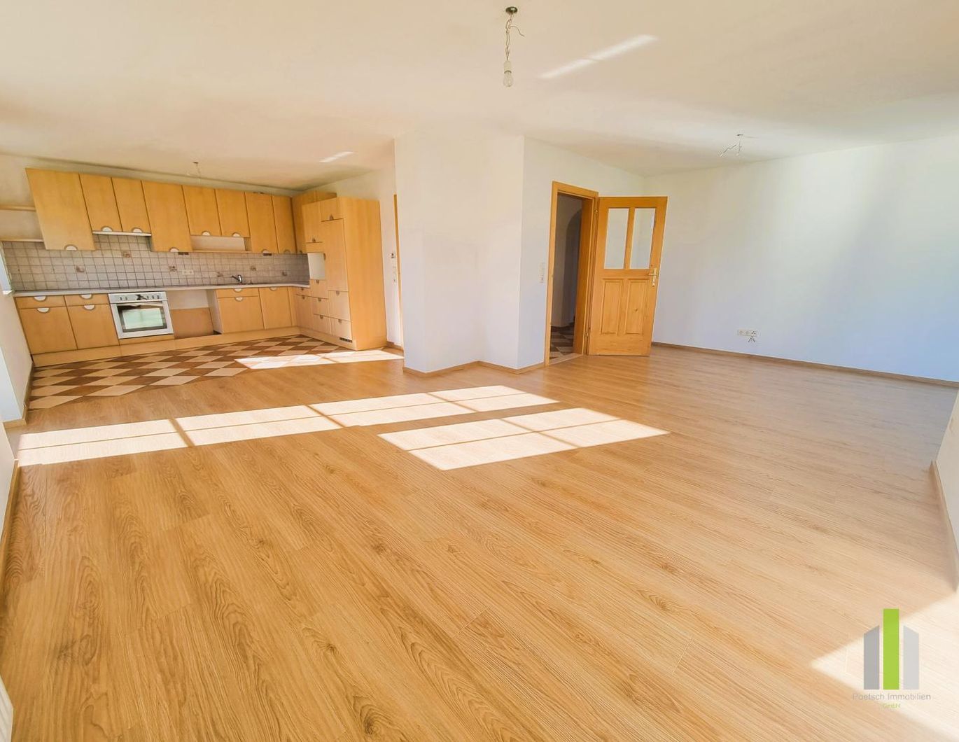 Neuwertige 2-Zimmer-Wohnung mit traumhaftem Seeblick & Seezugang in Seeham