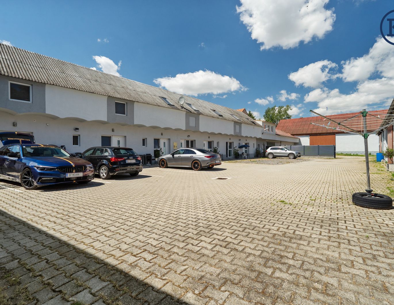 Optimal für drei bis vier Familien - mit weitläufigem Gemeinschaftsgarten zur gemeinsamen Nutzung.