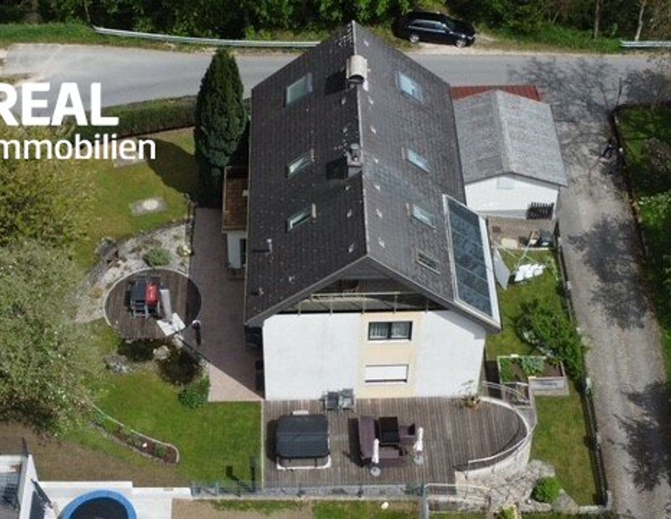 Geräumiges Zweifamilienhaus mit Garten und Terrasse