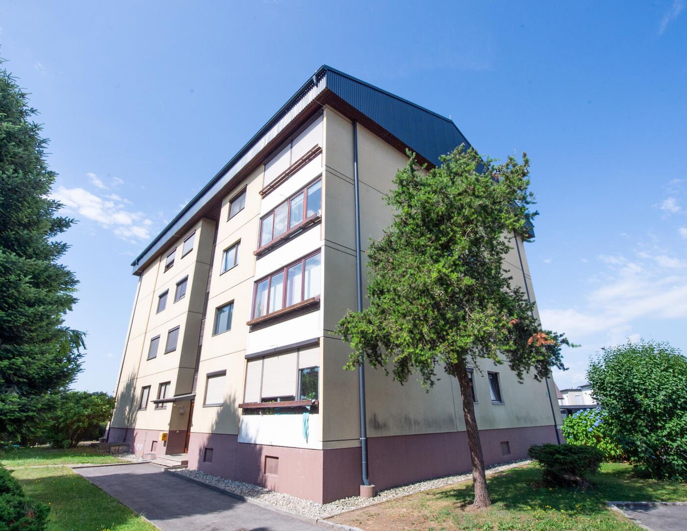 Großzügige Wohnung zum kleinen Preis! - Parkplatz inklusive!