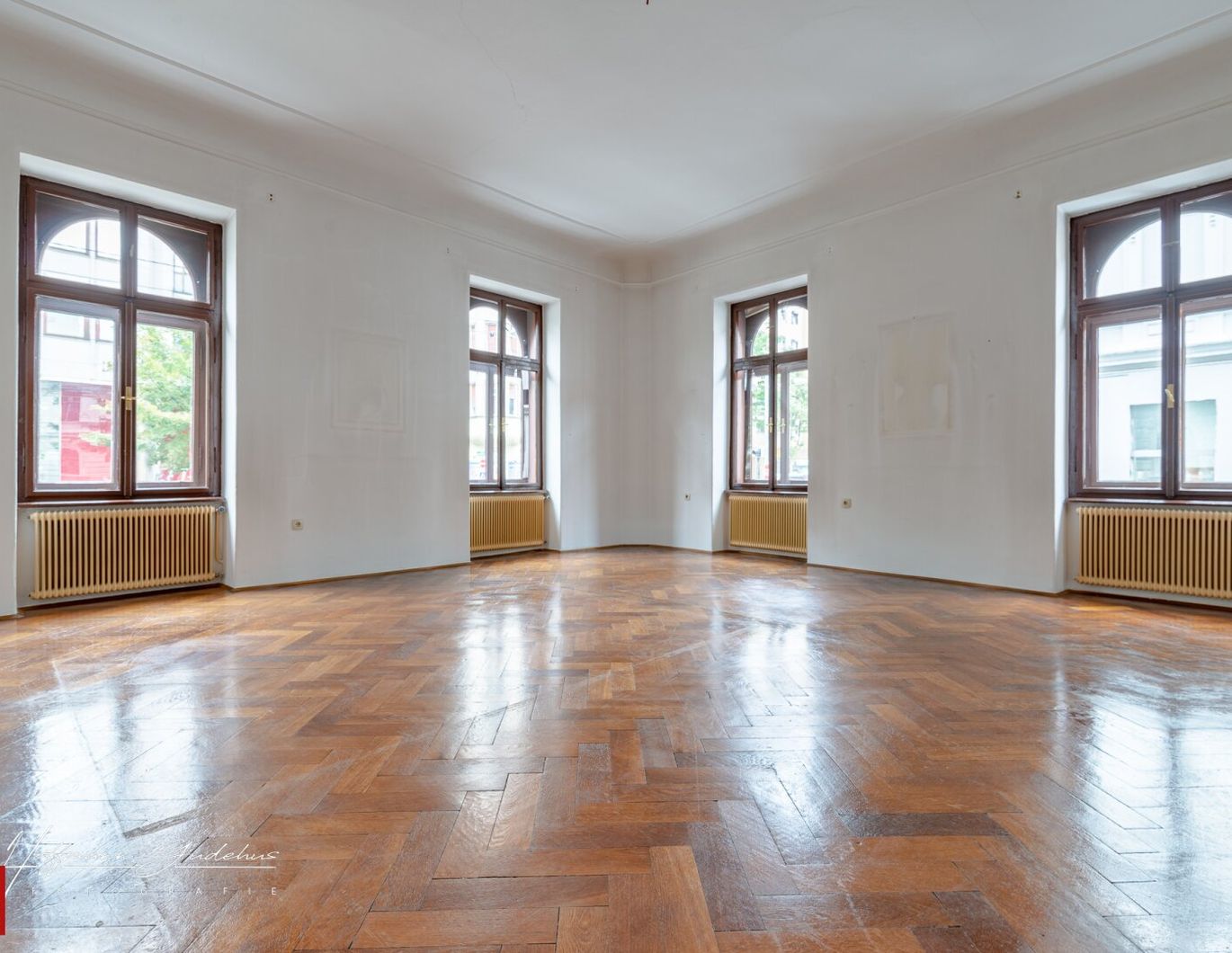 KLASSISCHE 4-ZIMMER-ALTBAUWOHNUNG MIT BALKON