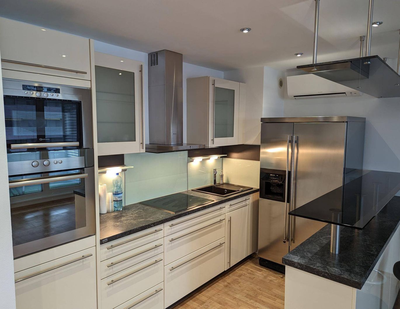 Provisionsfrei - Top Lage 3 Zimmer Wohnung, Teilmöbliert, Einbauküche, Klima, Whirlpool - Nähe U3