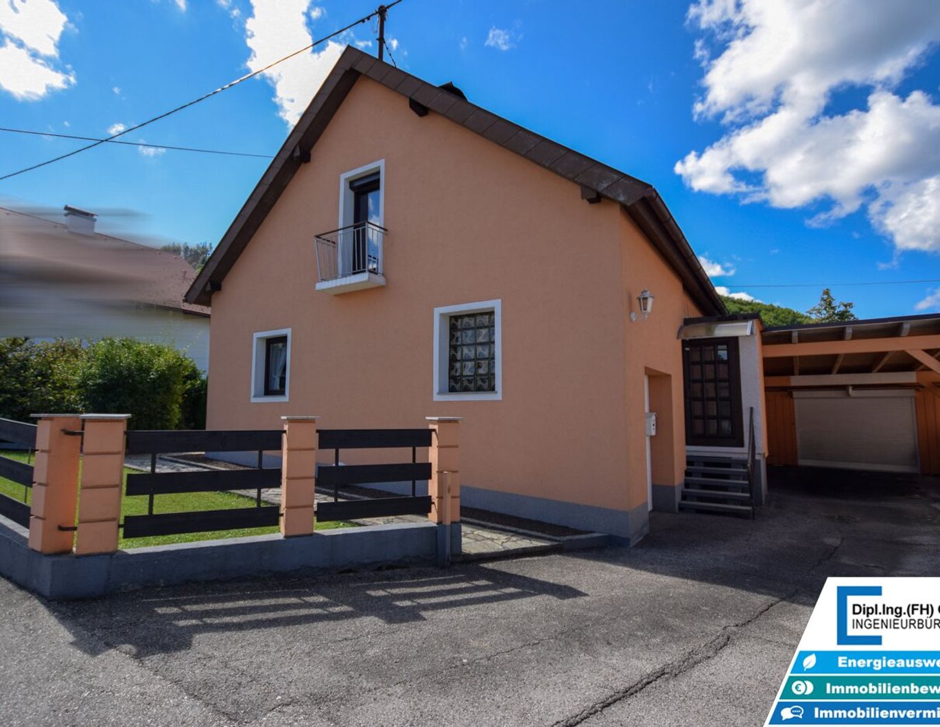 Pinsdorf bei Gmunden: gepflegtes EFH mit Garten, Carport & Kachelofen