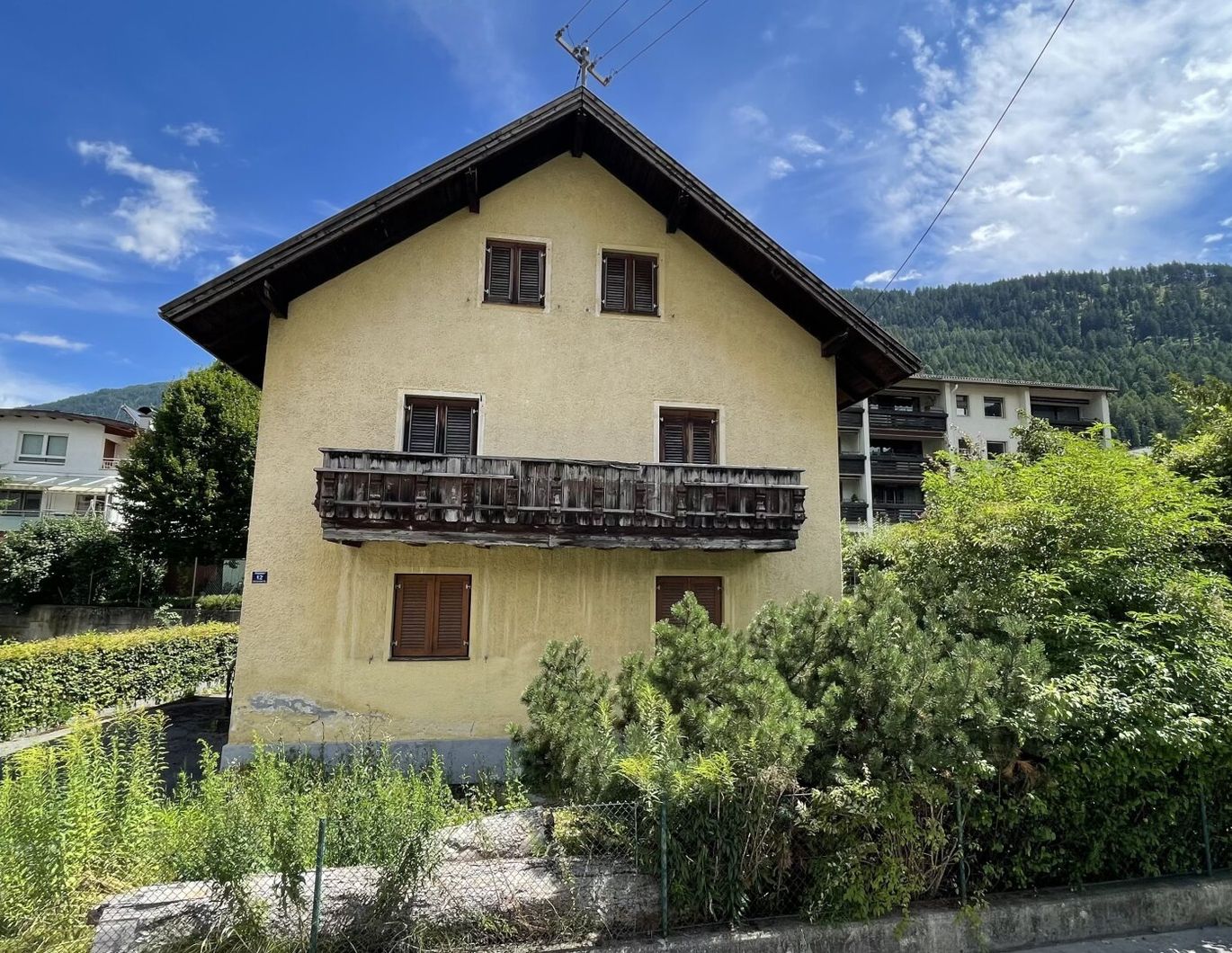 Sanierungsbedürftiges Wohnhaus mit großem Garten, Garage und Holzrecht - in guter Lage von Landeck