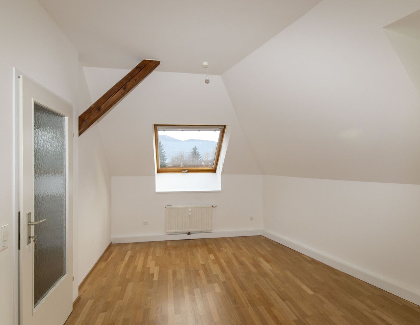 Wunderschöne, teilsanierte Dachgeschoßwohnung