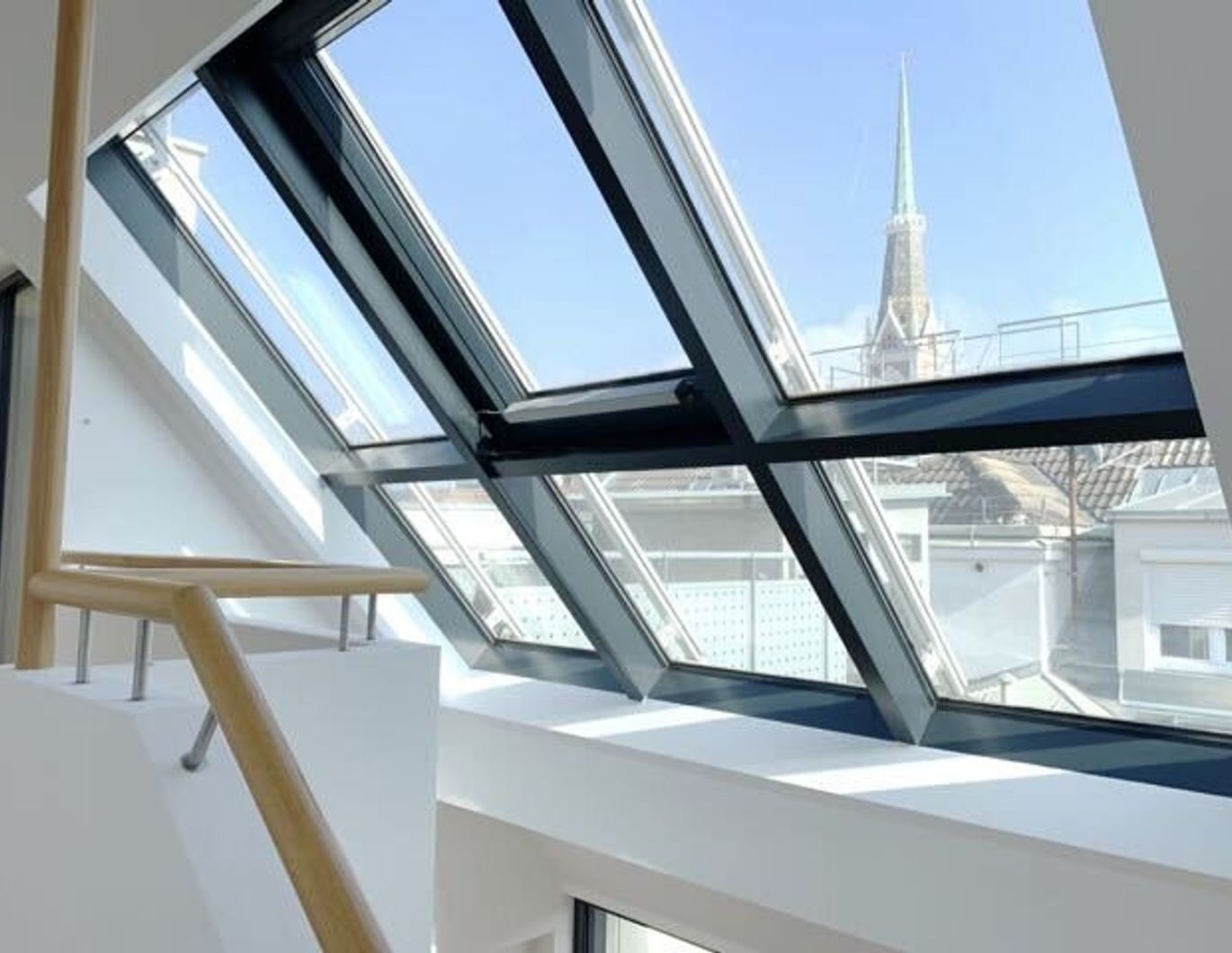 PÄRCHEN-WOHNUNG IN AKH-NÄHE : SONNIGE UND RUHIGE DACHGESCHOSS-MAISONETTE MIT TERRASSE UND BALKON