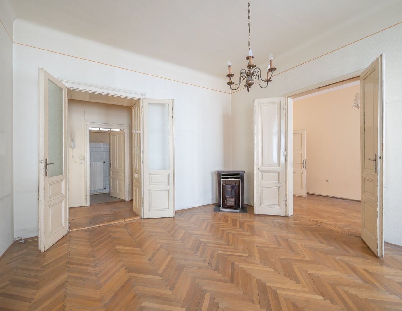 Entwicklungswürdige Stilaltbauwohnung in toller Lage! Verwirklichen Sie Ihren Altbautraum!