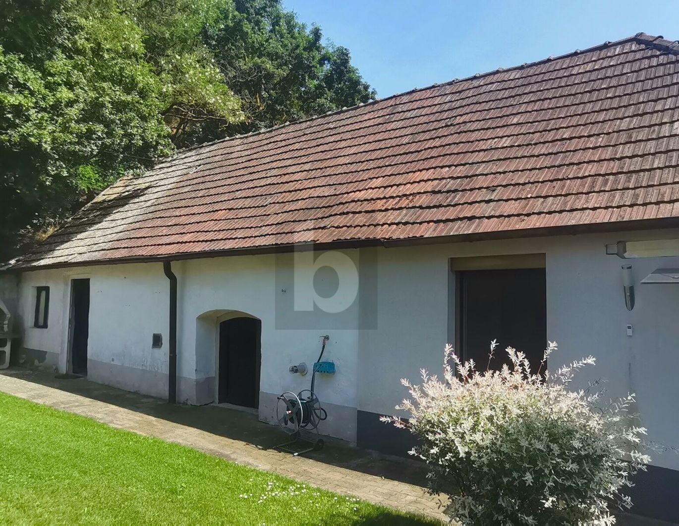 VERTRÄUMTES WINZERHAUS MIT WEINKELLER, SCHUPPEN UND UNEINSICHTIGEM GARTEN
