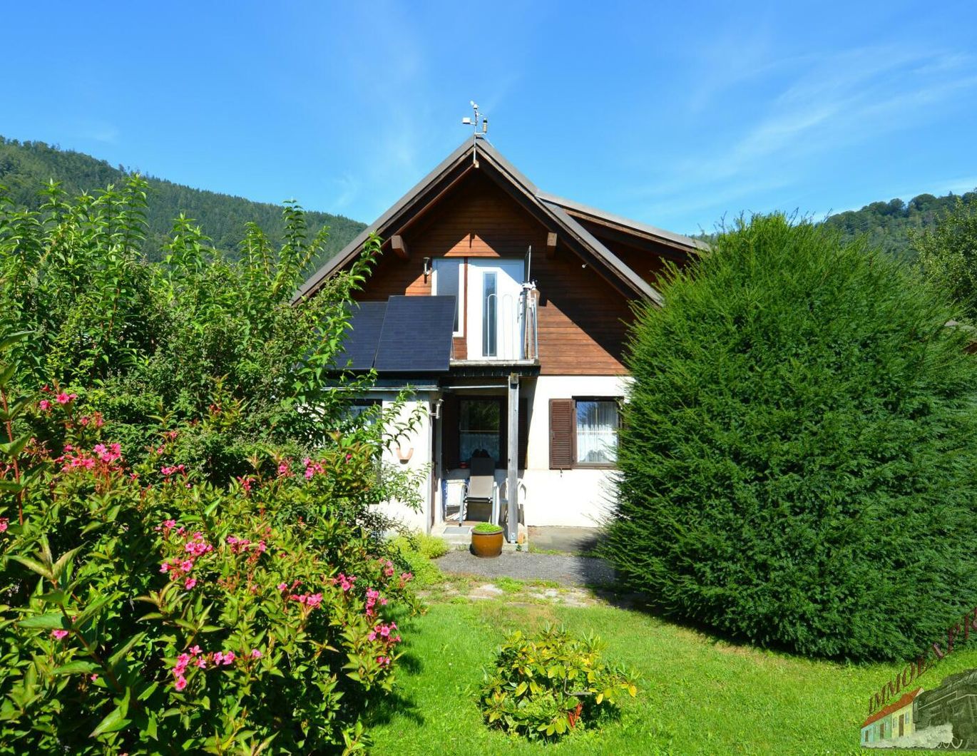 Ein-/ Zweifamilienhaus mit viel Potential - 3 Garagen - 1.368 m² - getrennte Eingänge