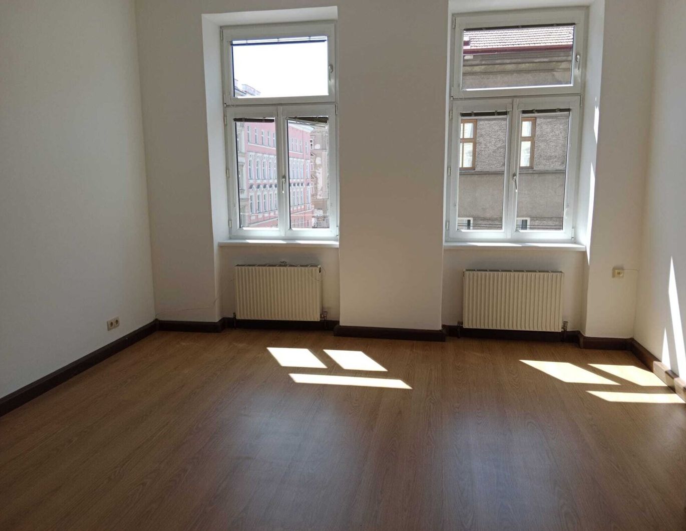 Großzügige 2,5 Zimmer Altbauwohnung, genau zwischen U6 Thaliastraße und Brunnenmarkt !!