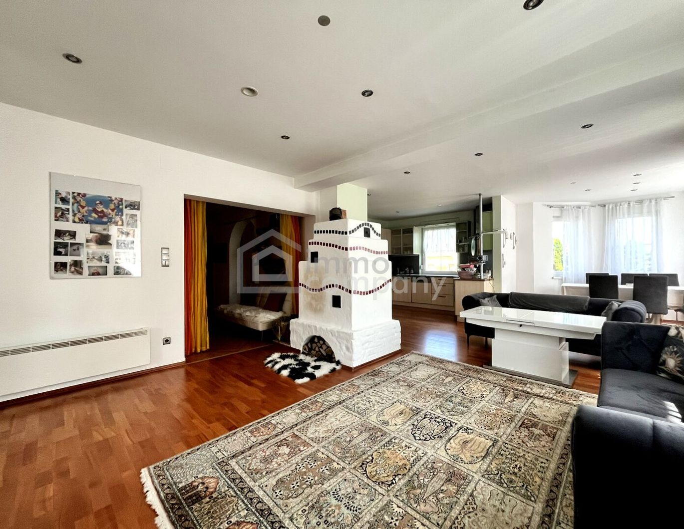 MEHR ZU HAUSE GEHT NICHT - Sonne im Wintergarten, Sprung in den Pool, Wärme vom Kachelofen - das Leben kann so schön sein.