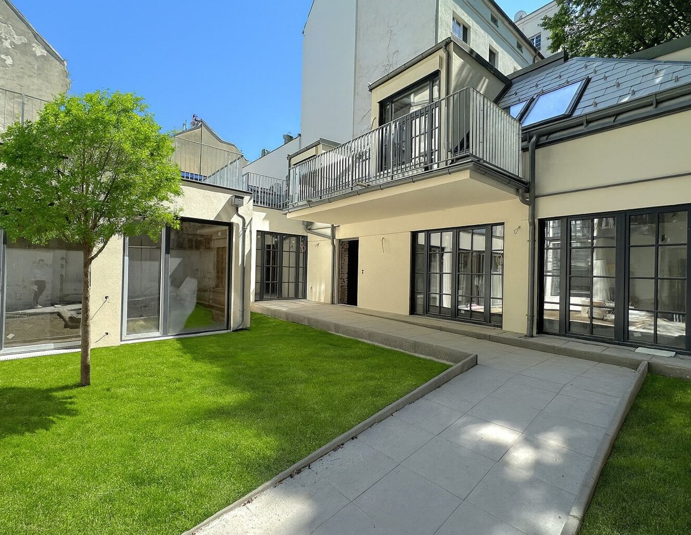 First occupancy | Townhouse with two terraces in a quiet location