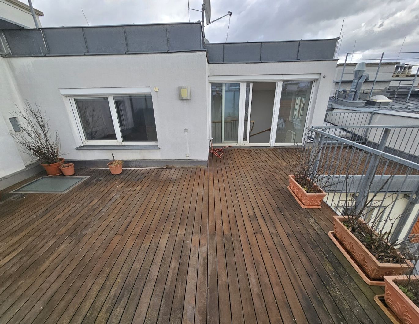 Ruhige, helle Dachgeschosswohnung mit 35 m² Süd-/Westterrasse, 2 Bädern, Weitblick und Garage