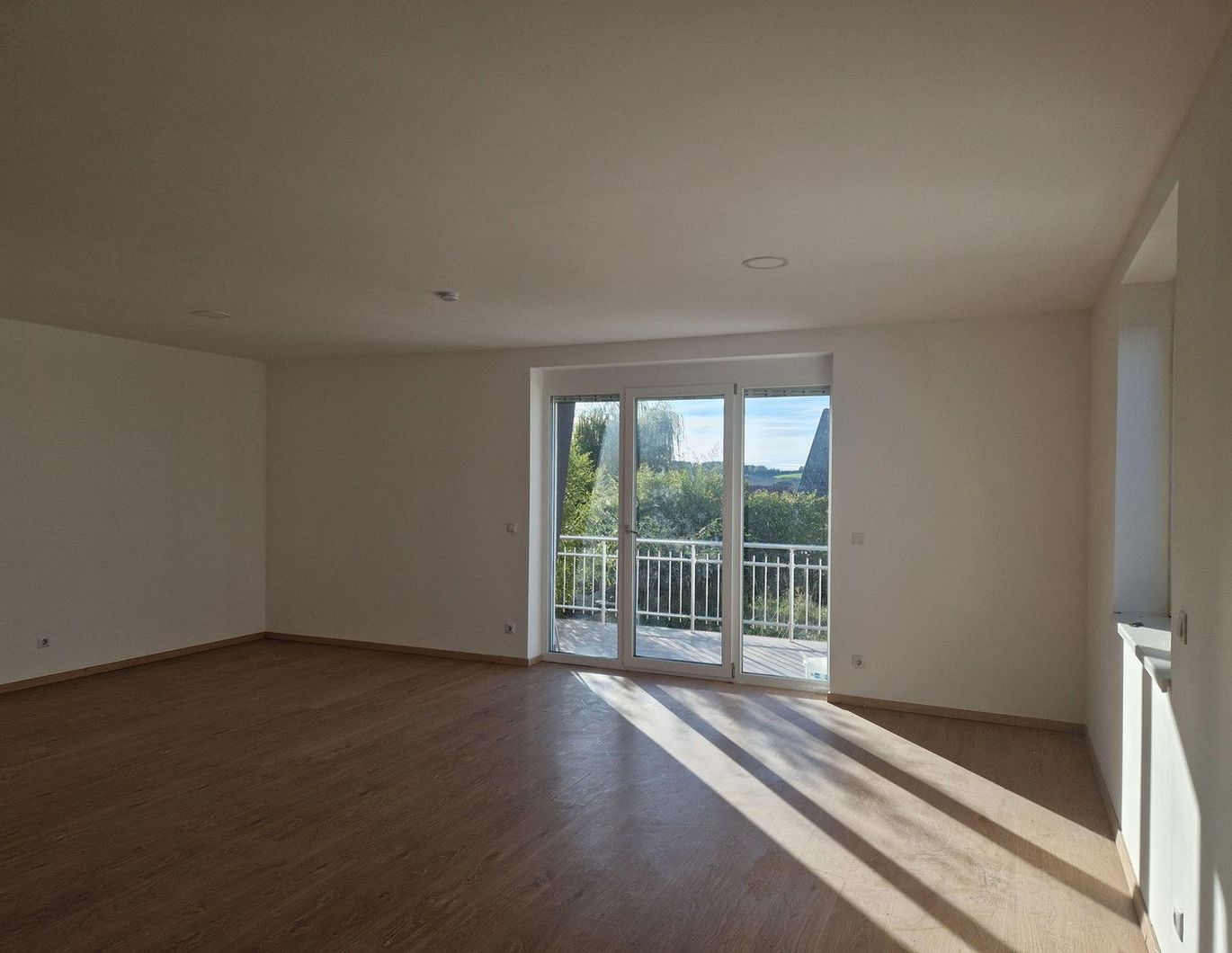 SCHÖNE RAUMAUFTEILUNG MIT TERRASSSE UND GARTEN!