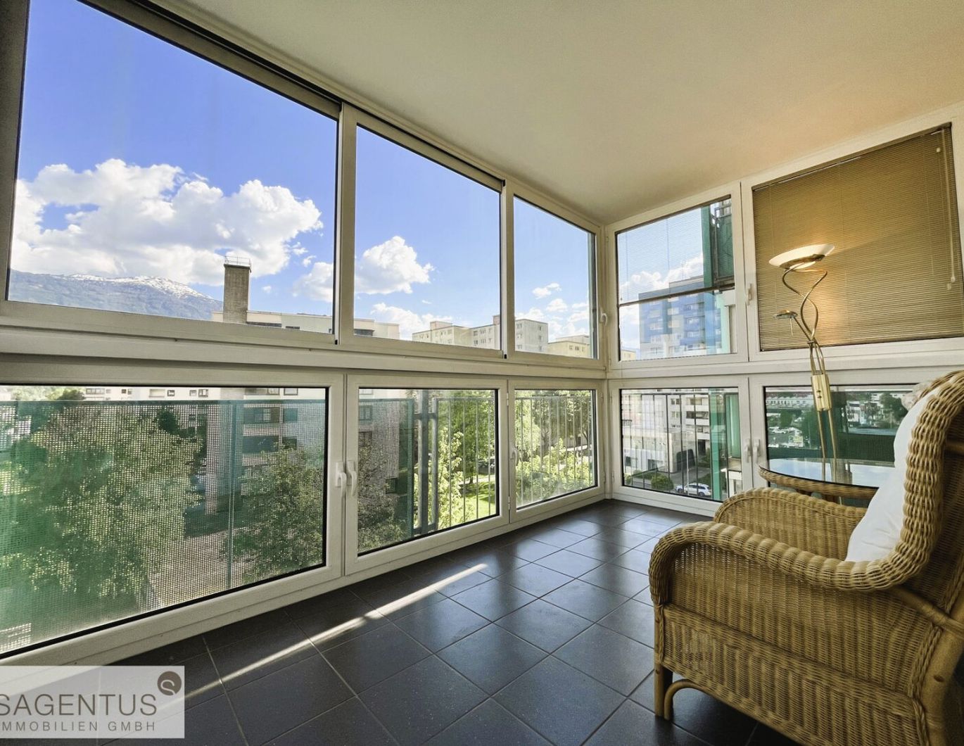 WOHNEN MIT AUSBLICK: Wunderschöne 3-Zimmerwohnung mit 2 verglasten Balkonen nahe Stadtgrenze von INNSBRUCK!