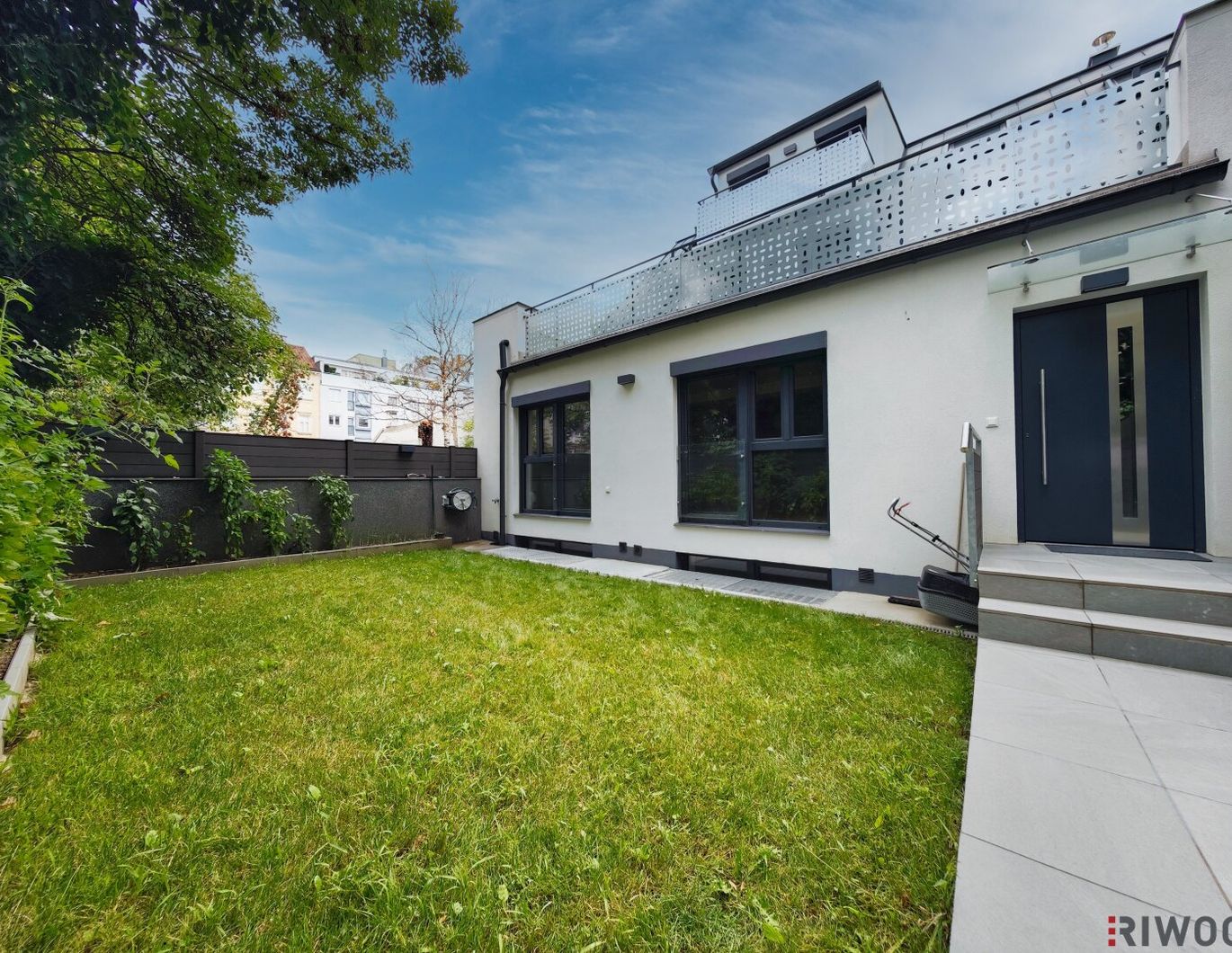 ERSTBEZUG | Townhouse mit Eigengarten in ruhiger Innenhoflage | auch Wohn-Büro Kombination möglich
