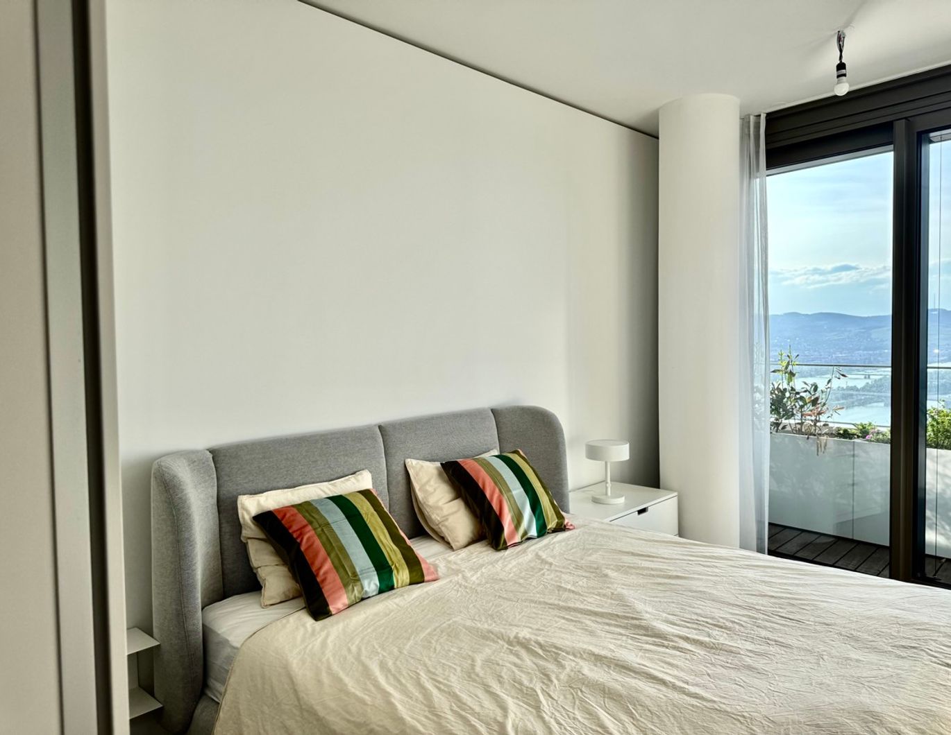 42. Etage: NEW - Möbliert - Doorman, Gym, Pool UND den schönsten Ausblick auf Kahlenberg