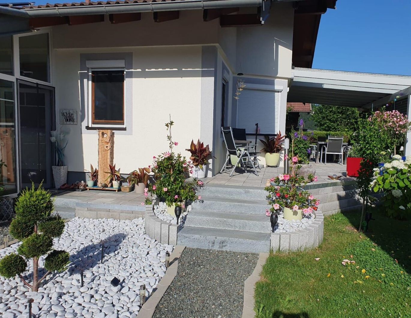 Bungalow - Wohn Haus mit Büro & Lager und mit neuer Terrasse, 3 er Carport, Preis € 449 000.-