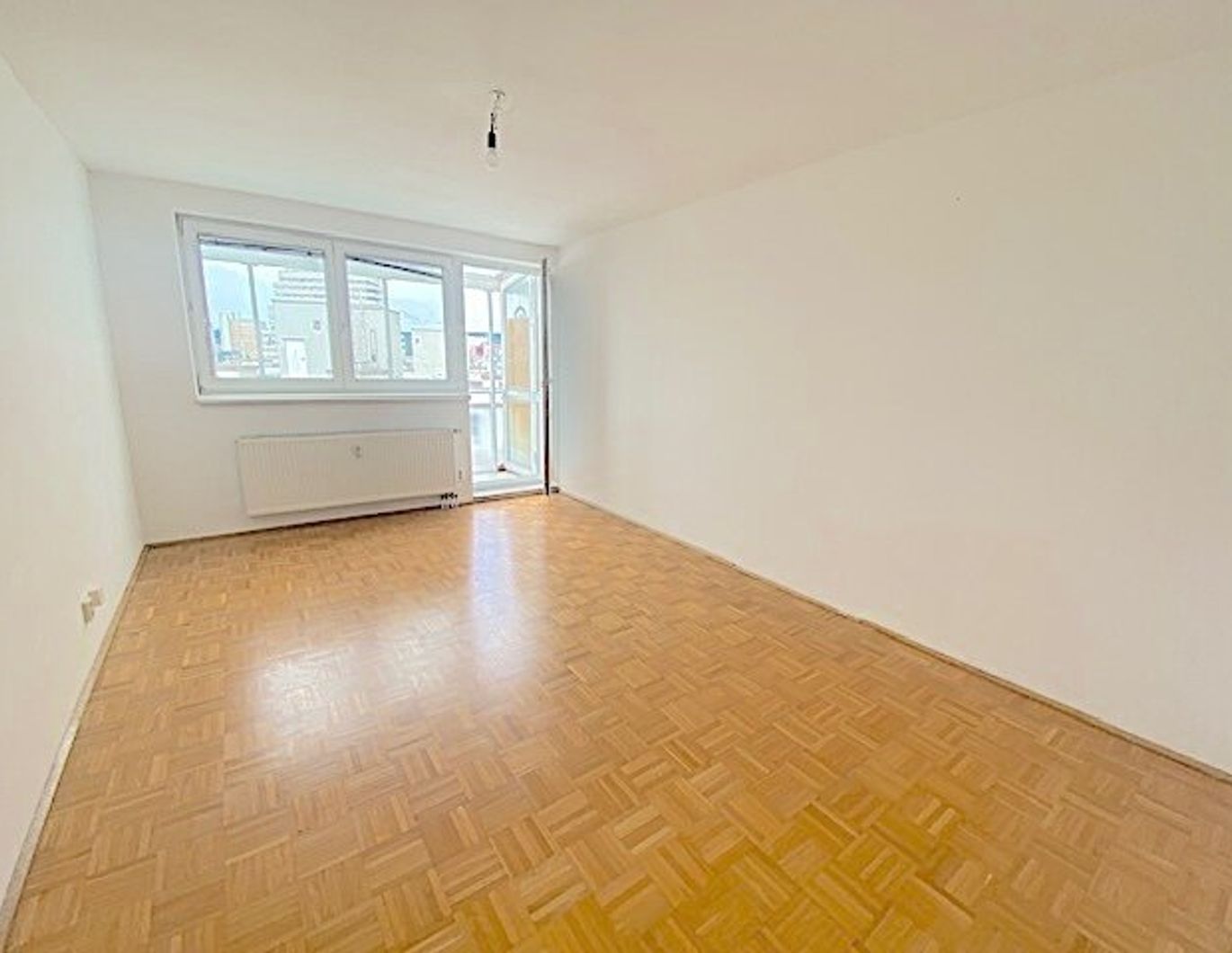 PROVISIONSFREI VOM EIGENTÜMER! 2-ZIMMER DG-WOHNUNG MIT LOGGIA IN DER FORSTHAUSGASSE!