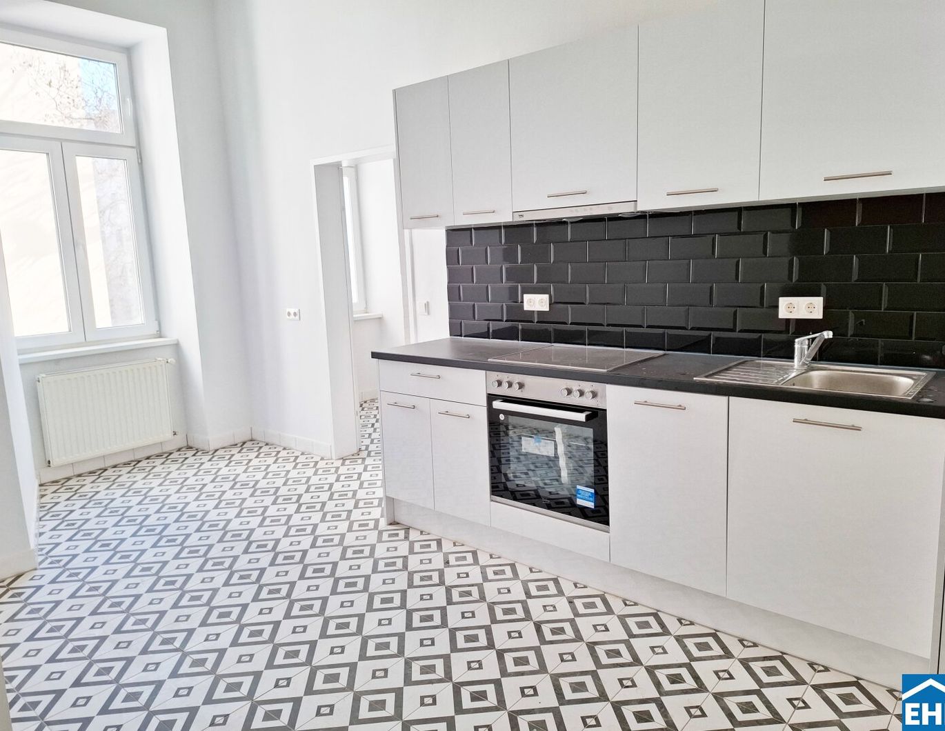 Helle Wohnung mit modernem Badezimmer und neuer Küche