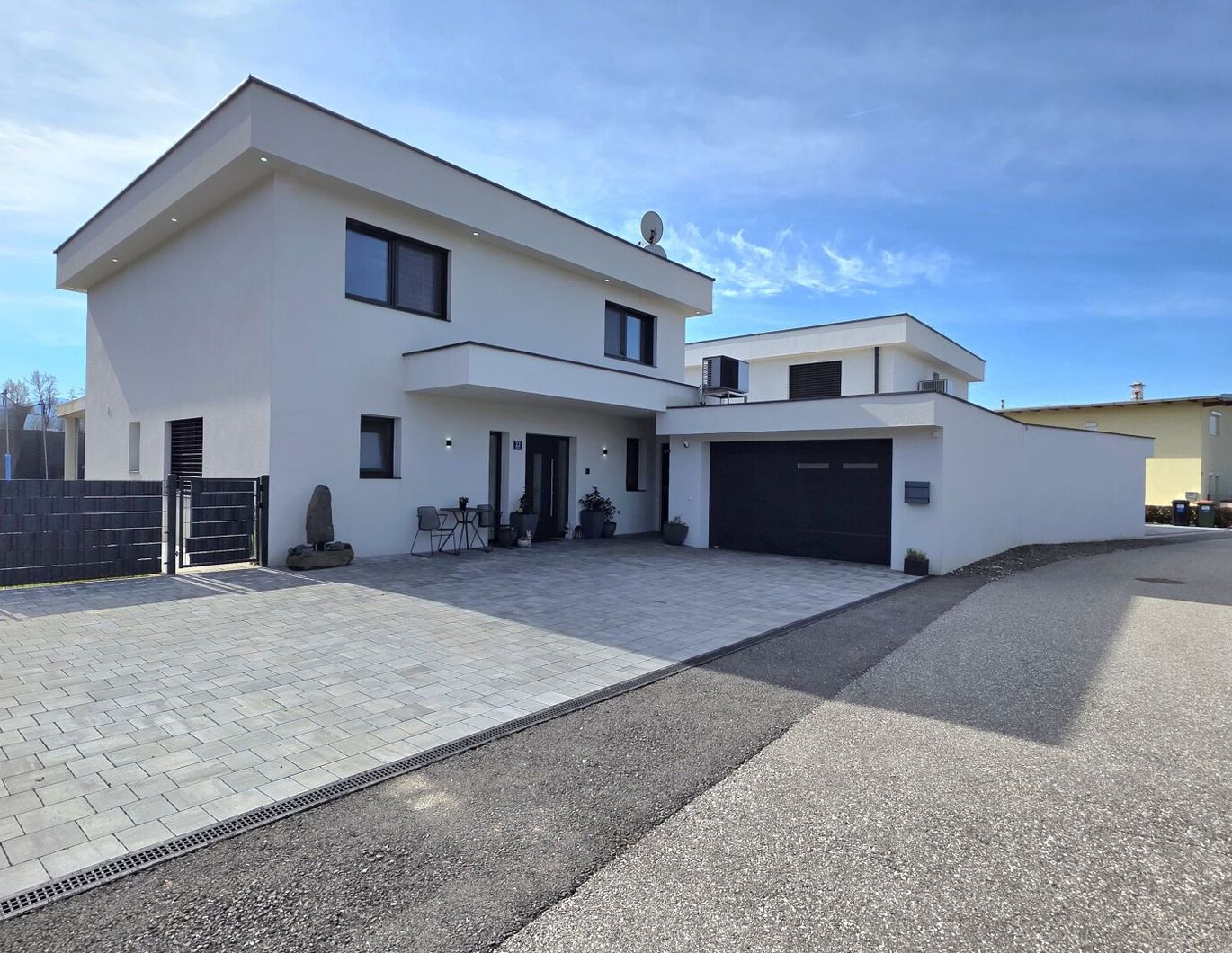 Massivbau mit weitläufigen Wohnbereich