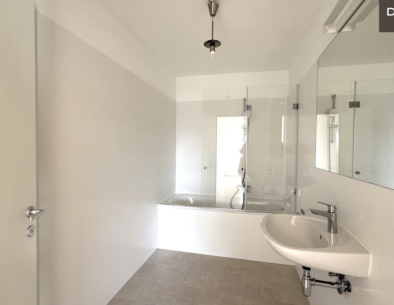 /GROßE TERRASSE / NÄHE UBAHN / 2-ZIMMER WOHNUNG