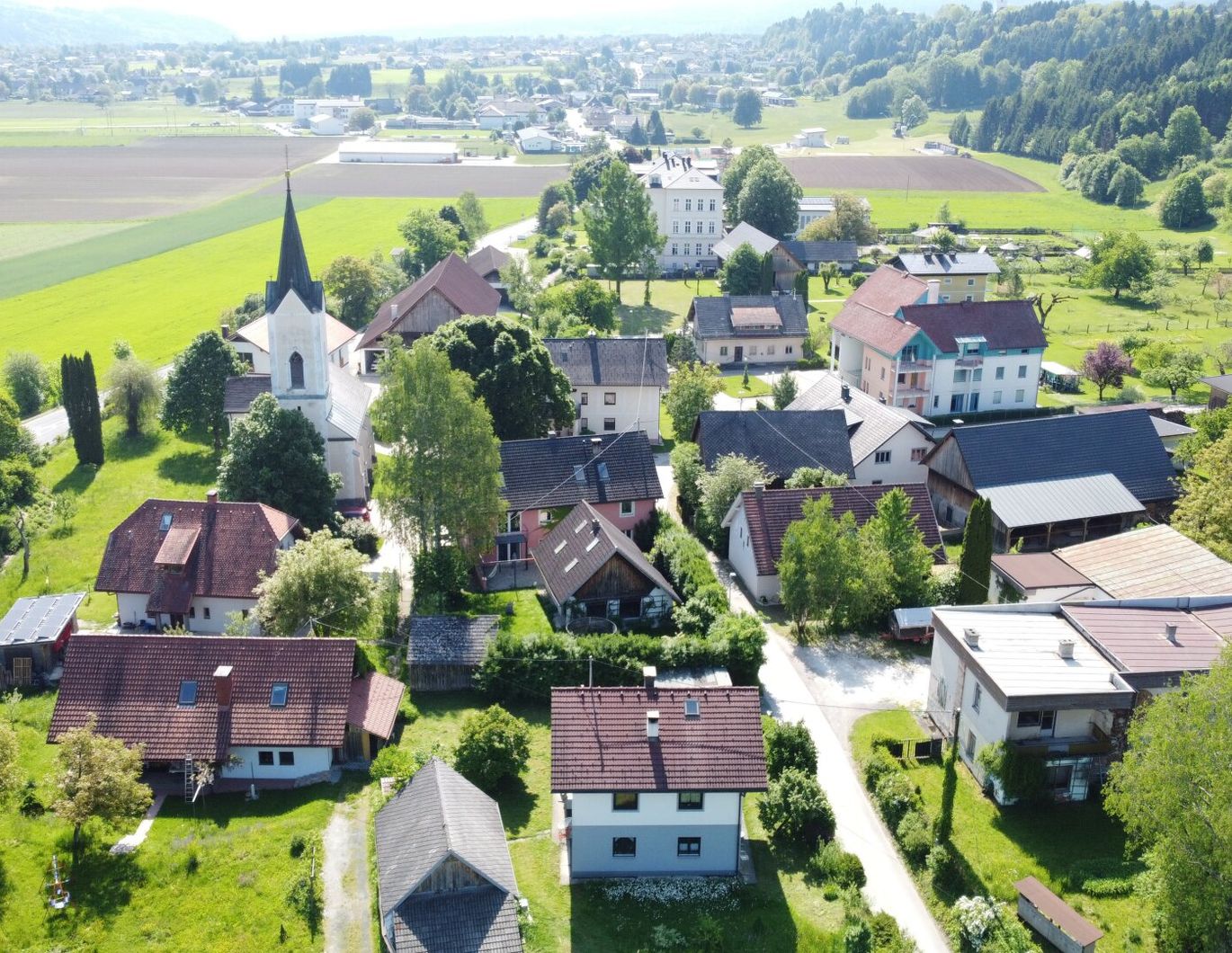 Mehrfamilienhaus mit Nebengebäude und Garten (Kirche inaktiv)