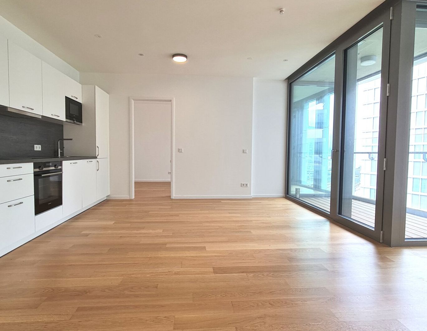 PARKAPARTMENT AM BELVEDERE: 2-ZIMMER-LOGGIA-WHG. IM 10. OG