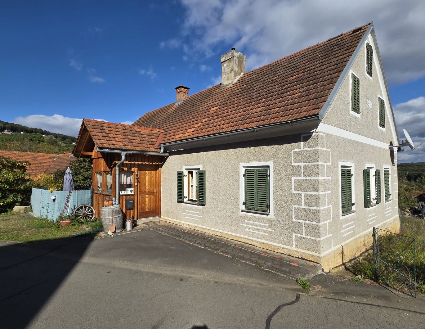 Älteres Bauernhaus an einer Sackgasse in ruhiger Lage mit weiterem freistehenden Nebengebäude.