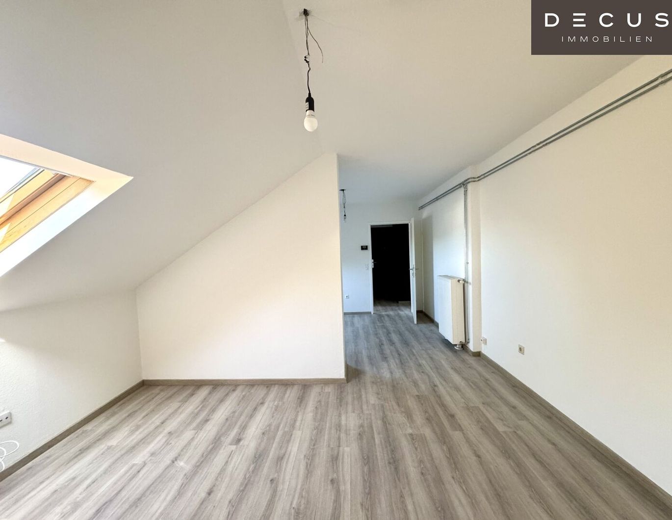 | CHARMANTE DACHGESCHOSSWOHNUNG | HELL & ZENTRAL | 4. OG | IDEAL FÜR SINGLES & STUDENTEN | TOP LAGE | NÄHE UNI