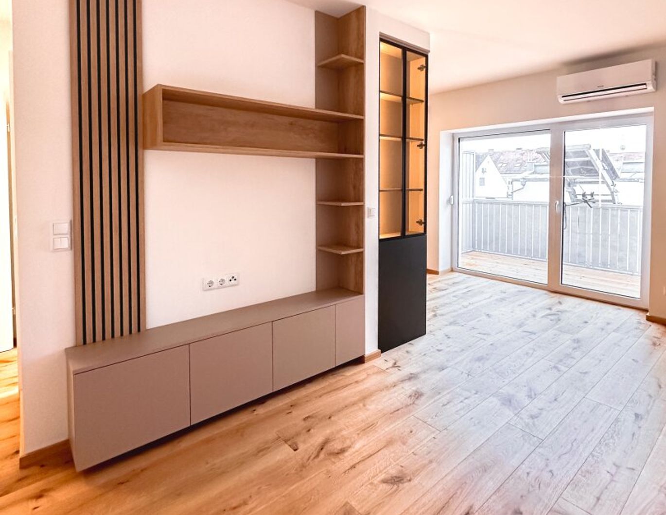 Stilvolle 2,5-Zimmer-Wohnung mit Südbalkon nach Generalsanierung.