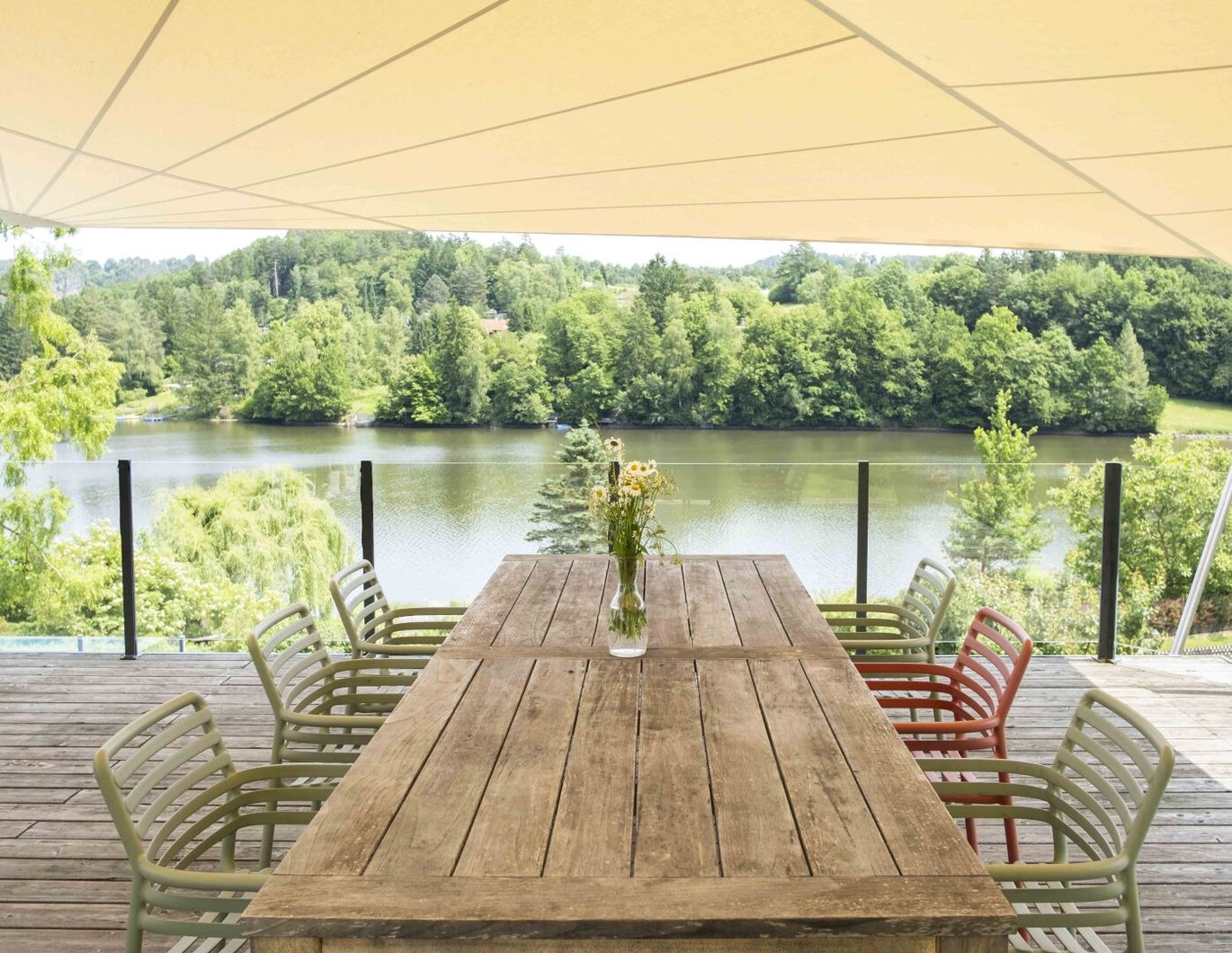 EXKLUSIVES DESIGNHAUS AM SEE mit PRIVATSTRAND und POOL - 80 min von Wien