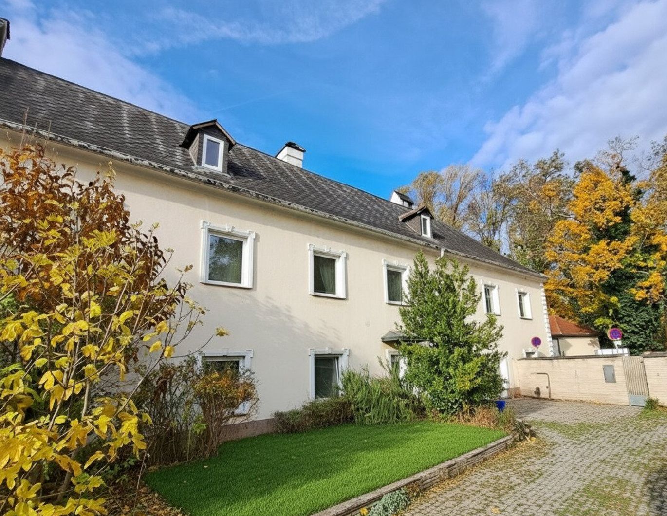 Altehrwürdiges Ambiente - beindruckende, hausähnliche Groß-Wohnung - mit Stuck- und Gewölbedecken - in Tribuswinkel/ Baden bei Wien - eigene Terrasse & Grünfläche - Poolmitbenützung!